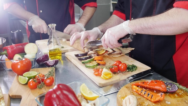Bucătari pregătind o masă