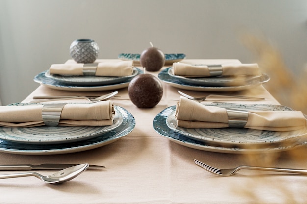 Masa pregătită cu farfurii aranjate